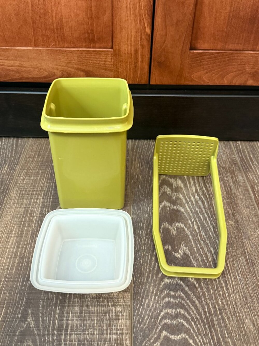 Tupperware Pick-A-Deli Pickle Container